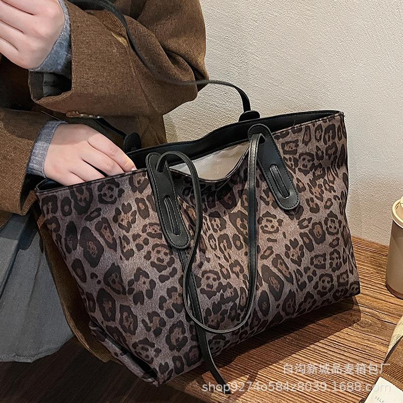 European and American Leopard Print Bag Women's 2025 New Fashion Lazy Style Retro Tote Bag Casual Versatile Shoulder Armpit Bag