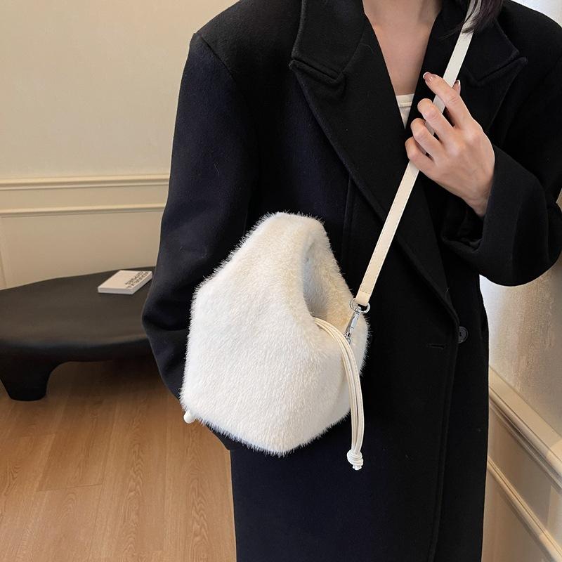 Autumn and winter new Mao Mao bag women's niche design portable bucket bag fashion hand bag trend messenger plush bag