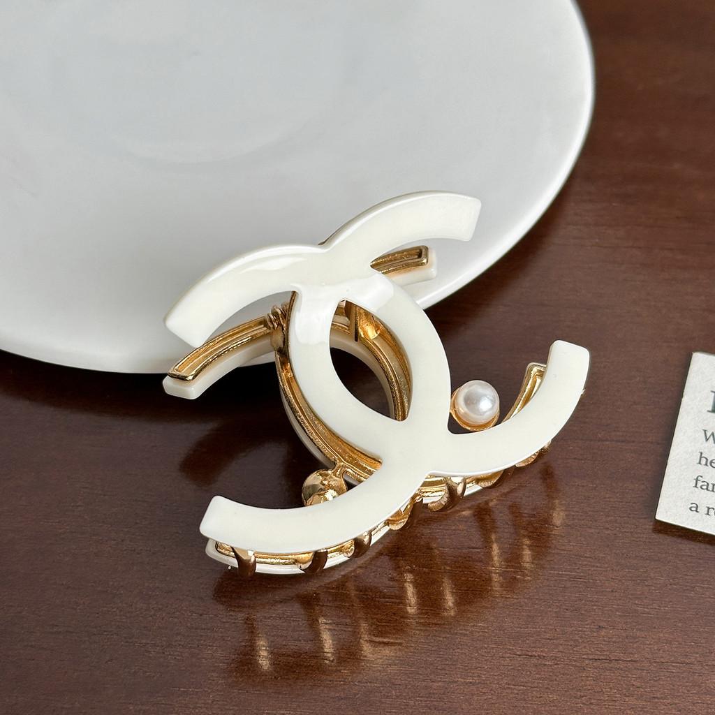 Designed Beautifully Medium Hair Claw Clip In Elegant Colors For Fashion Womens