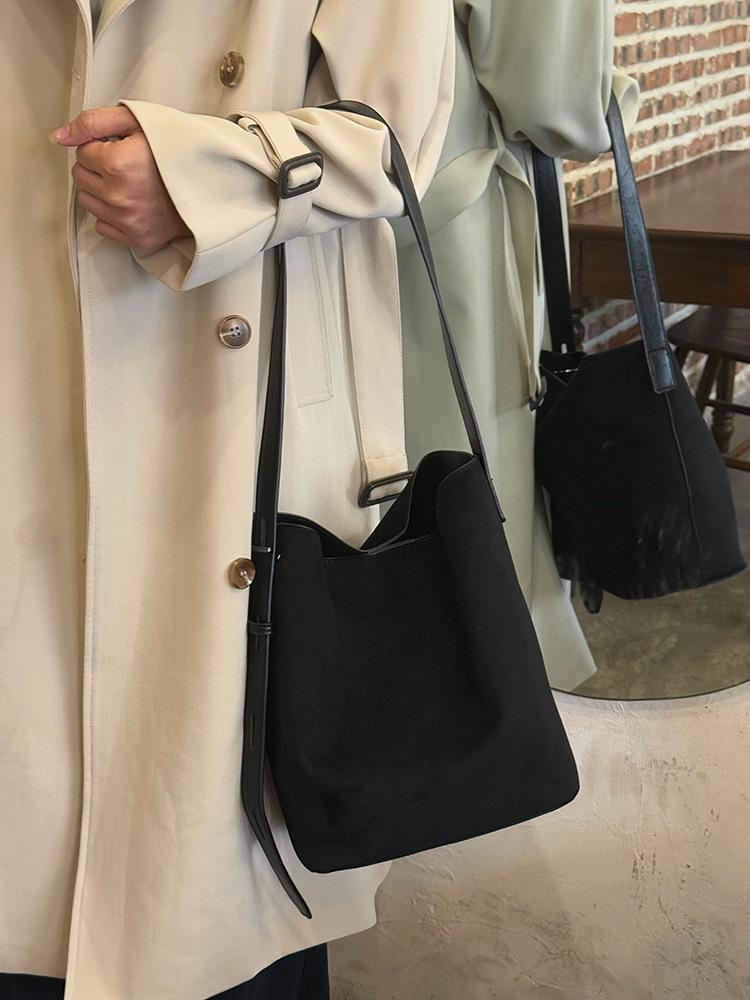 

Deerskin velvet large-capacity tote bag women s 2025 new trendy Korean bucket bag niche versatile underarm bag чёрный