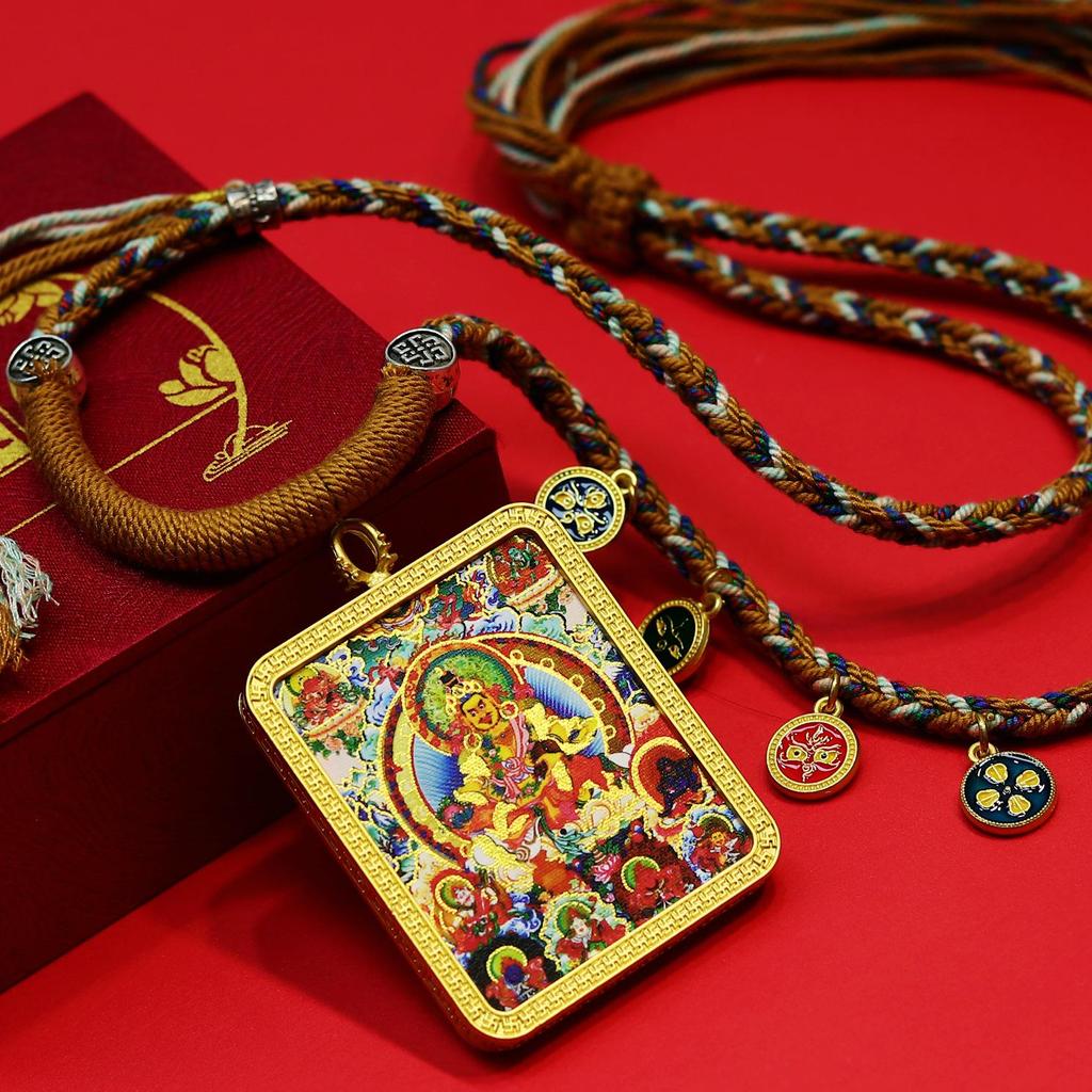 Tibetische Thangka Gelbe Jambhala Anhänger Halskette mit sechsarbigem weißen und roten Jambhala Design