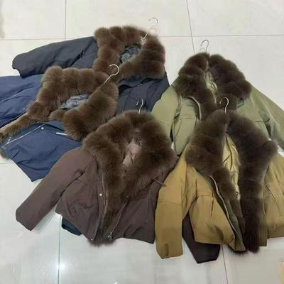 Piumino Invernale da Donna con Collo in Vera Pelliccia di Volpe – Cappotto Parka alla Moda, Versatile e Caldo.