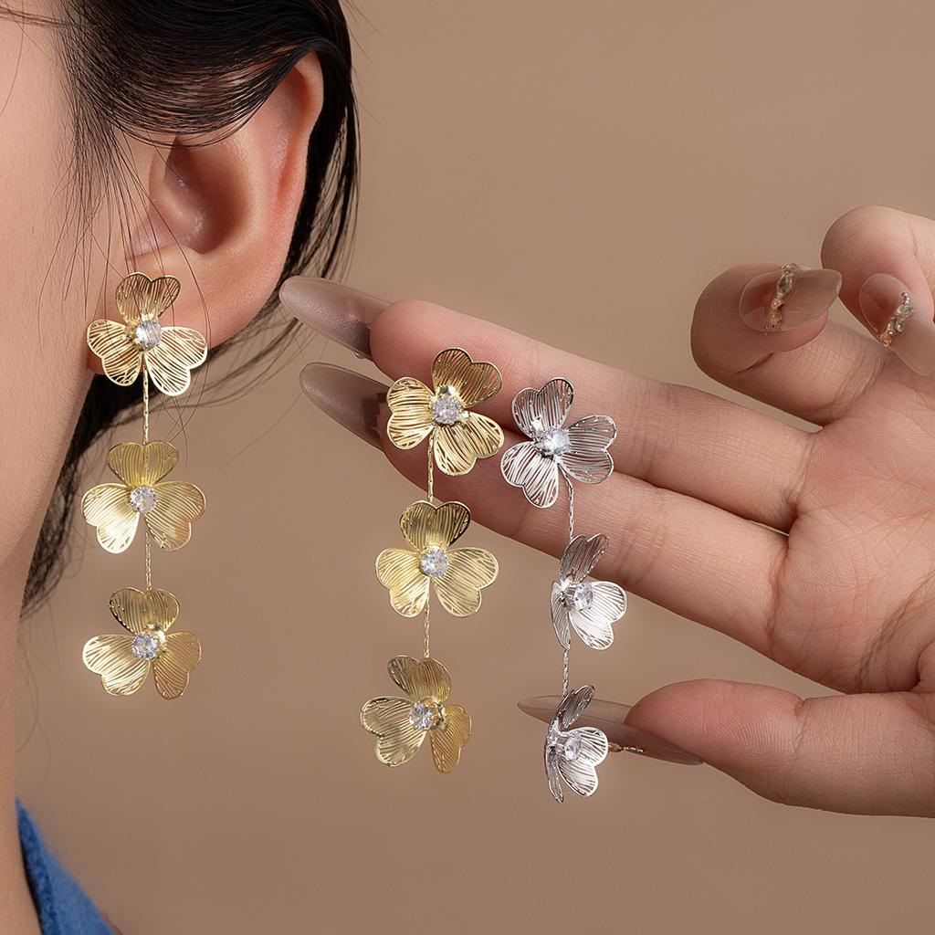 Gold Hollow Diamond-Encrusted Clover Fringed Earrings, High-End Light Luxury, Niche Fashion, Elegant And Exquisite Atmospheric Earrings