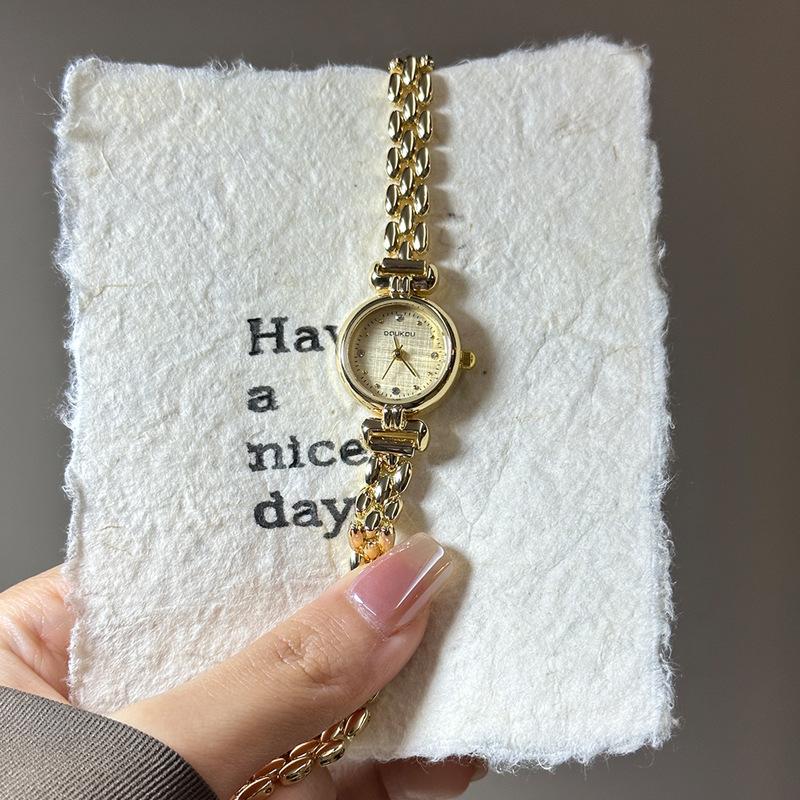 Retro Exquisite And Compact Bracelet Watch, Simple Niche High-End Student Female Watch