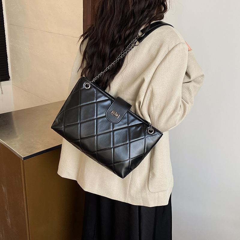Large Capacity Diamond Chain Bag Women's 2025 New Versatile Shoulder Underarm Bag Niche Fashion Leisure Commuter Bag