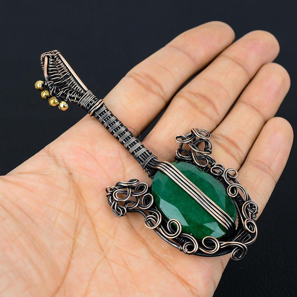 Gitarrenförmiger, im Labor hergestellter, mit Kupferdraht umwickelter Smaragd-Edelstein-Schmuckanhänger für Mädchen