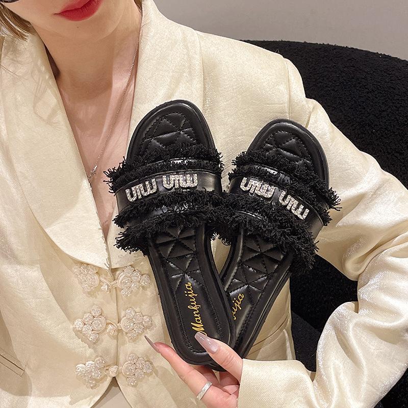 Cool Slippers Outer Wear Women's 2025 Summer New French Xiaoxiangfeng Flat Bottom One-word Drag Versatile Rhinestone Beach Slippers
