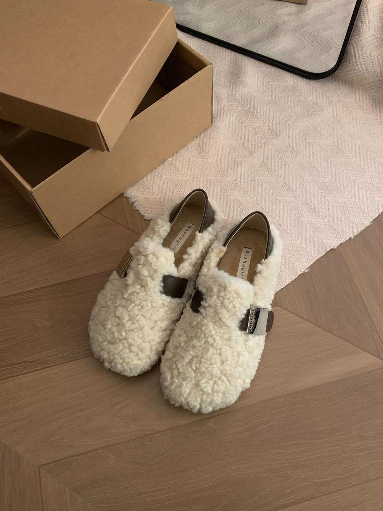 In the Autumn and Winter of 2026, the New Loafers Are Women's Warm and Plush Lamb Wool Shoes, and the Fairy Can Step On the Heel Belt Buckle Beans.