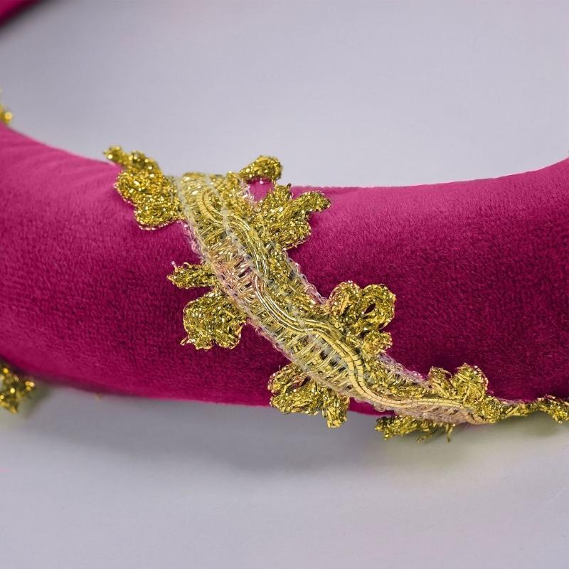 Cappello a cuffia imbottito in velluto rinascimentale con delicato bordo dorato per costumi medievali e rappresentazioni teatrali