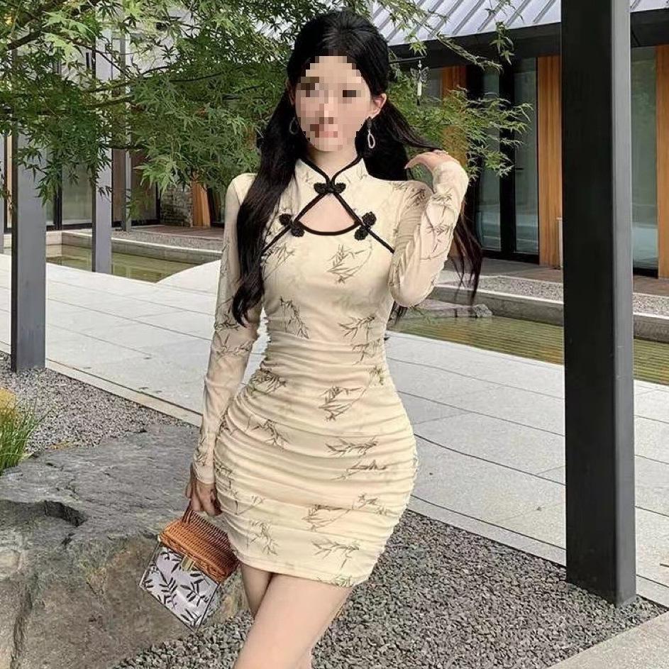 Qipao Sexy con Estampado Floral Chino: Vestido de Primavera que Ceñe la Cintura y Abracela Cadera