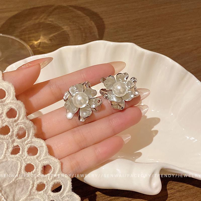 Irregular Pearl Flower Stud Earrings Women s Cold Wind Metal Earrings Earrings