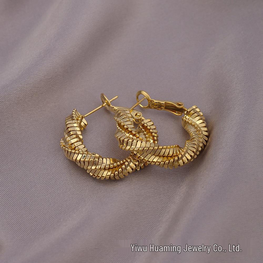 Exaggerated Gold C-Shaped Earrings: European & American Style Niche Design with Heavy Industry Influence