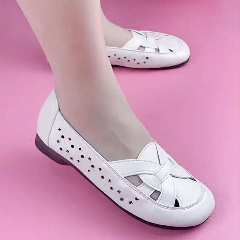 

Женские сандалии 2025 лето новые полые дышащие на плоской подошве нескользящие с круглым носком с мелким вырезом сандалии для мамы 35