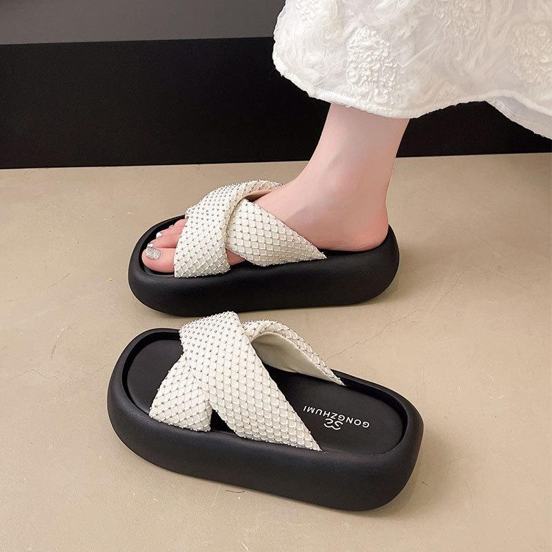 With skirt Internet celebrity fashion beach one-word cool slippers women's summer wear 2025 new thick-soled cross-strapped slippers