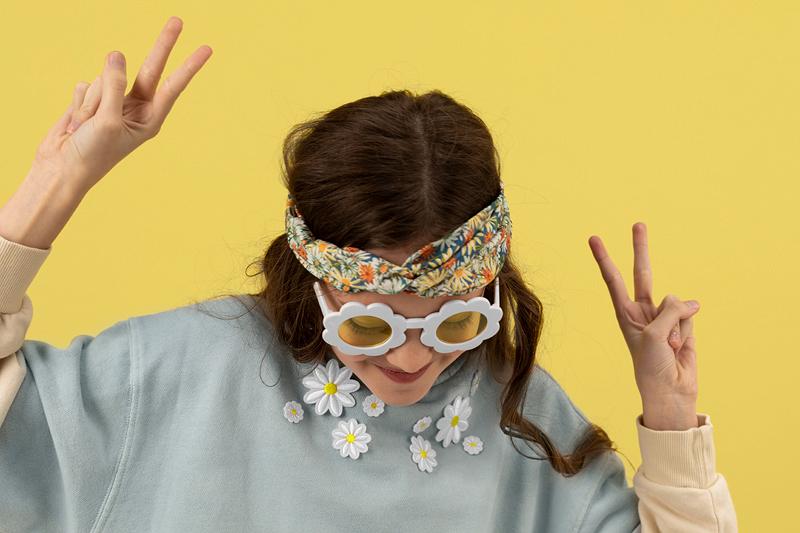 Daisy Glasses White With Yellow Lenses 1pc