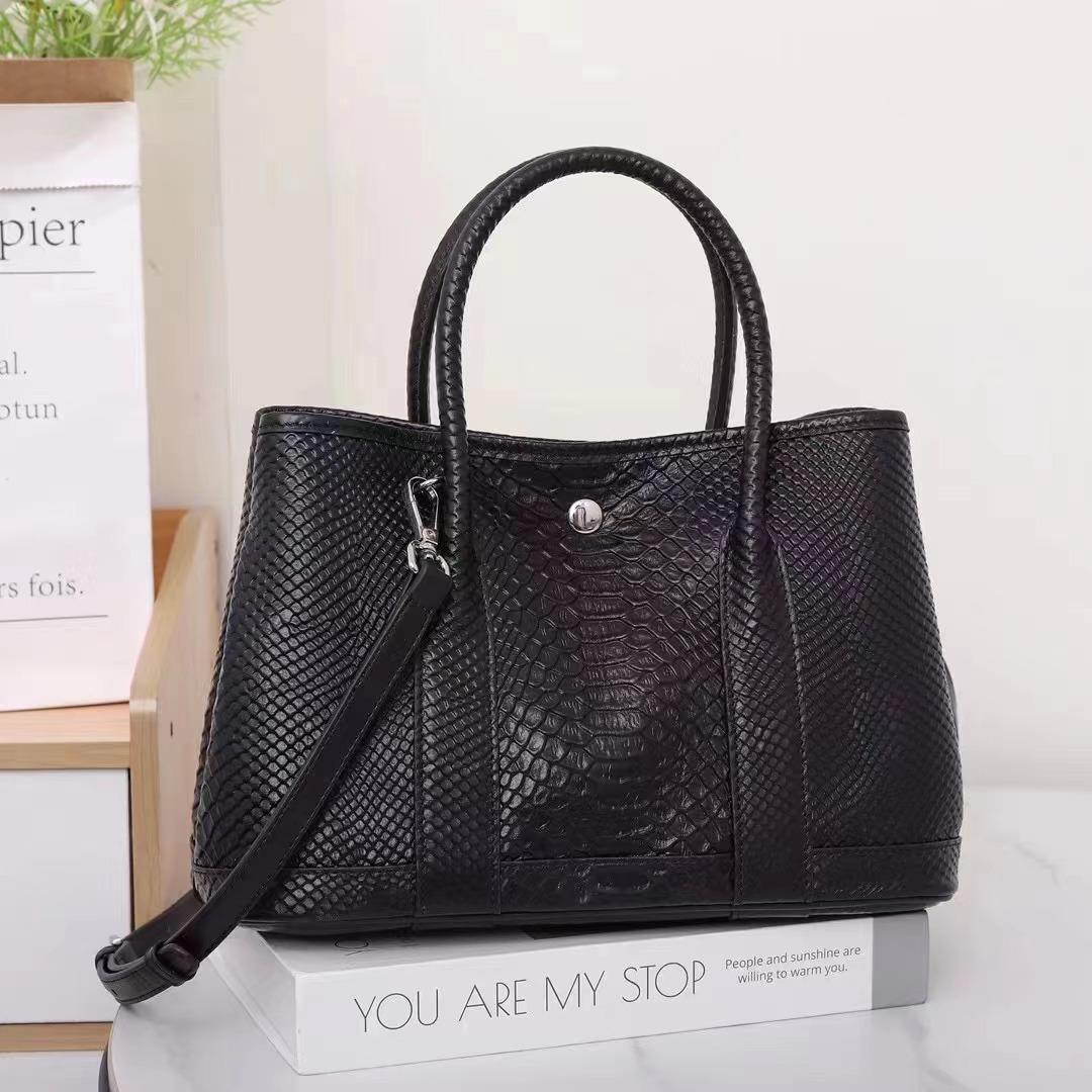 

New leather snake pattern fashion women s handbag simple and versatile large capacity women s shoulder messenger bag 27 * 12 * 17.5Cm (medium) чёрный
