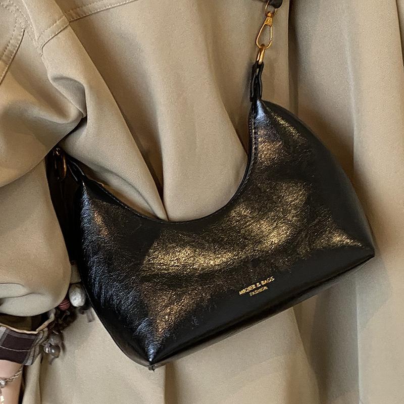 Retro large-capacity bag women's autumn 2025 new popular simple messenger bag commuter shoulder small square bag