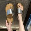 Metallskydd med platt botten tå små coola tofflor dam 2025 ny sommar mjuk botten med kjol vackra badsandaler