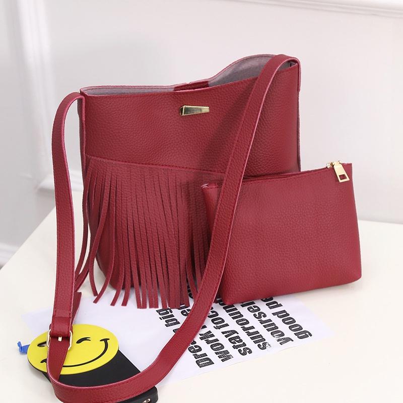 Timeless Leather Shoulder Messenger Bag Set For Women With Classic Appeal