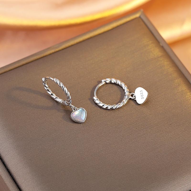 

Love Earrings Women S Fashion Retro Heart Shape Moonlight Stone Twist Ear Buckles High-End Ear Accessories платиновий