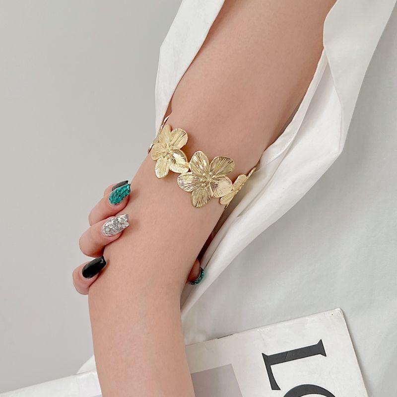 

Kansai вокруг цветов Браслет Ins Холодный ветер Открытый дизайн Браслет Сладкий Крутой Легчайший для сочетания Может быть наручным украшением Gold