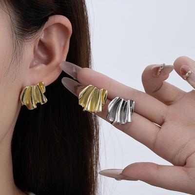 Französisches Nischen-Design Unregelmäßige Faltenohrringe Wellenförmige Übertriebene Mode-Steckohrringe Metall-Stil Ohrringe