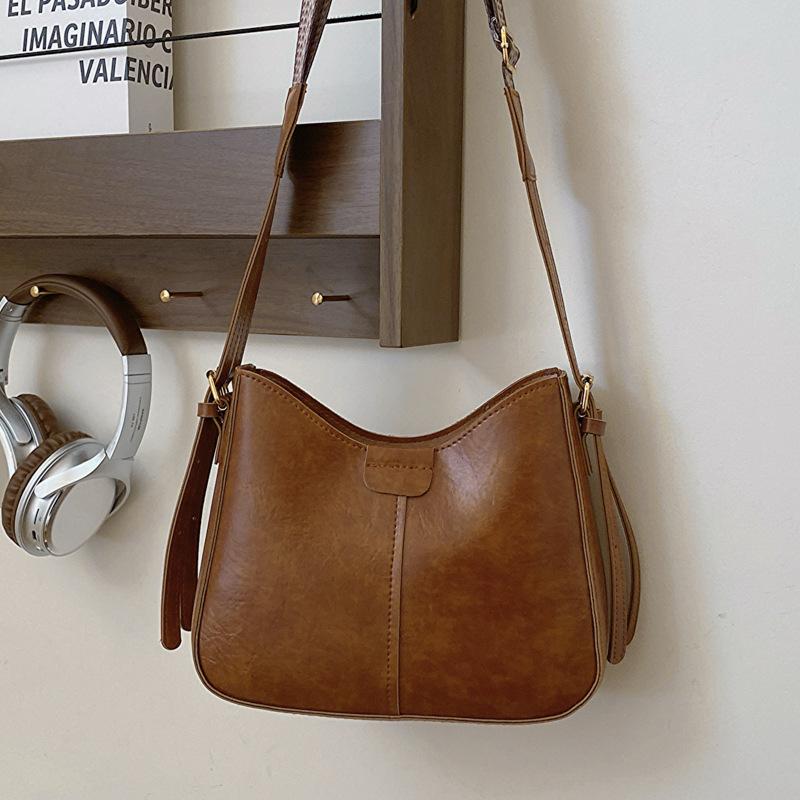 

Premium sense retro underarm bag women s bag 2025 new trendy shoulder bag versatile and popular messenger bucket bag коричневий