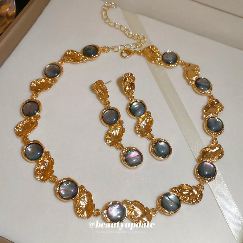 

Round earrings and necklace set - royal court style, unique and elegant jewelry collection