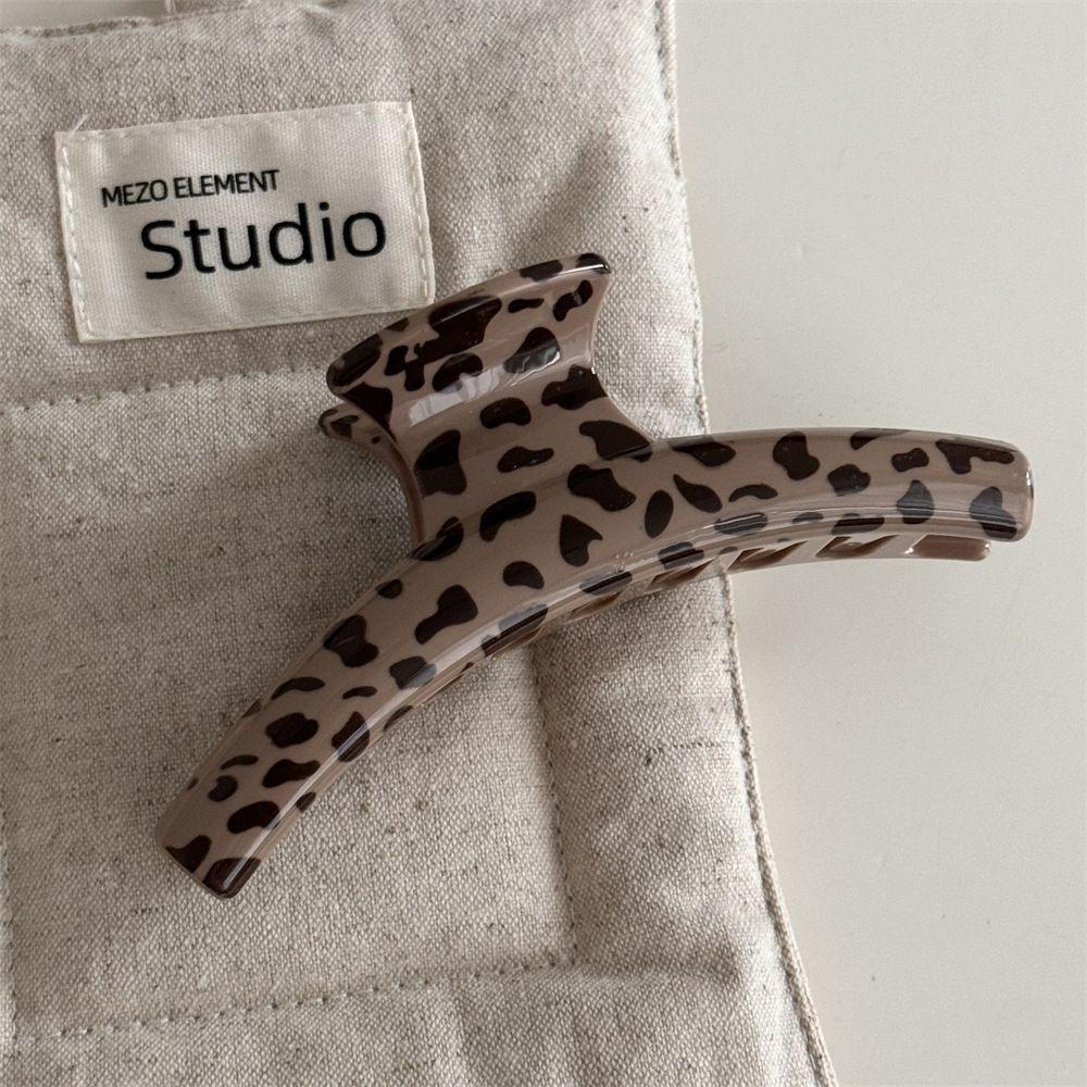 Chic leopard pattern shark clip, popular Korean hair accessory for women's hair styling, elegant and trendy