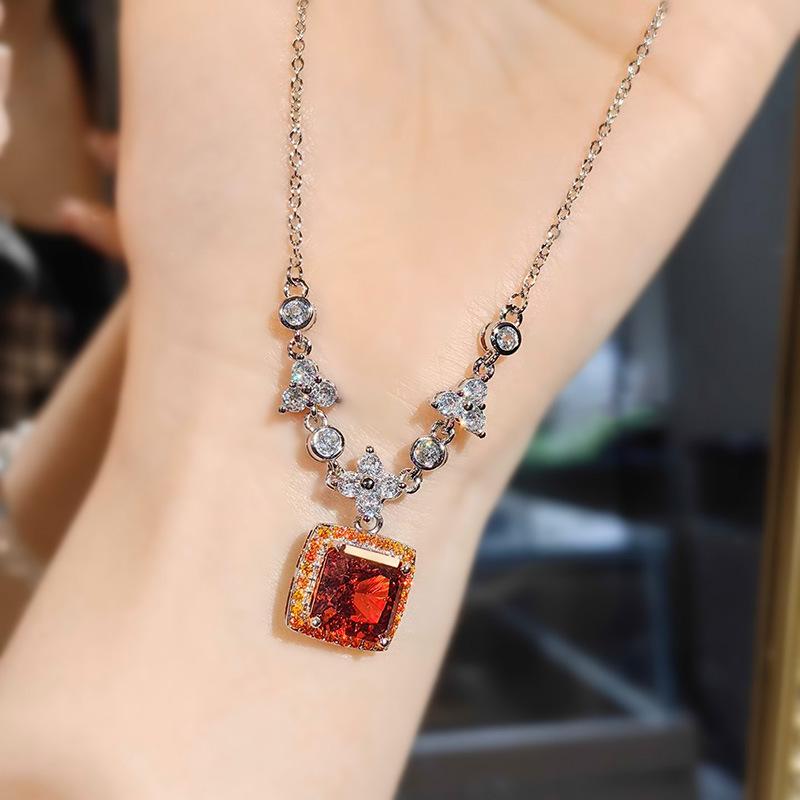 Französischer Leichter Luxus Importiertes Hochkarbon Diamant Chinesisches Rot Halskette Eingelegt mit Eisblumen Schliff Gelber Diamantring Quadratische Tasche Farbige Schatz-Set