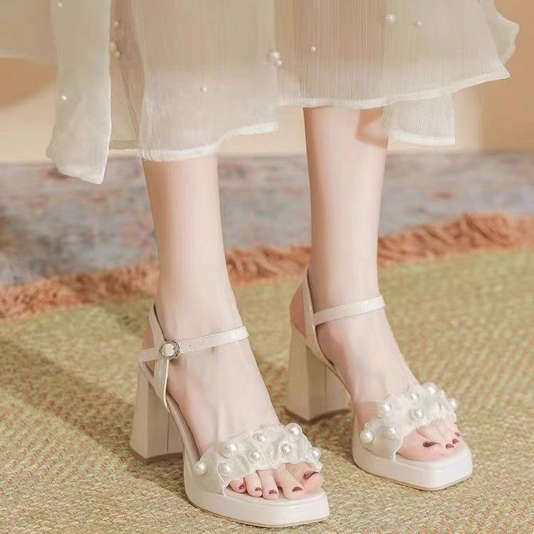 

2025 лето новый универсальный темперамент фея ветер складка слово с жемчугом нежная леди литературные высокий каблук сандалии 40