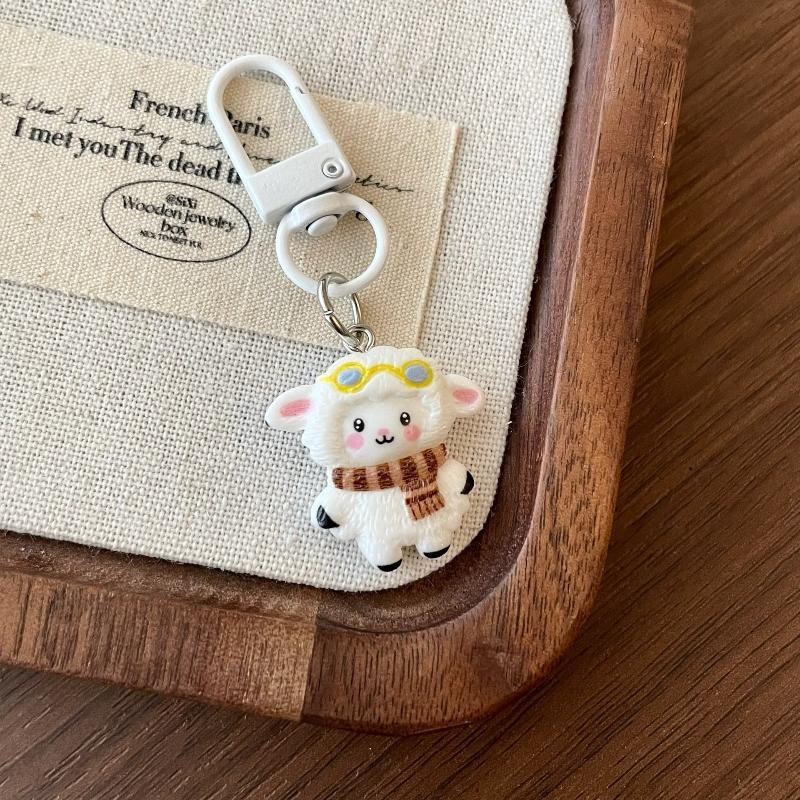 Niedlicher weißer Schaf-Schlüsselanhänger Kawaii Cartoon Lamm-Anhänger Taschenanhänger Das Jahr des Ziegenbocks Schlüsselring Auto-Schlüsselhalter Dekoration Geschenk