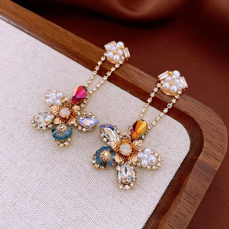 Medieval Silver Needle with Diamonds, Dripping Oil, Flower Pearl Earrings, Temperament, Court Style Stud Earrings, Light Luxury and High-end Earrings.