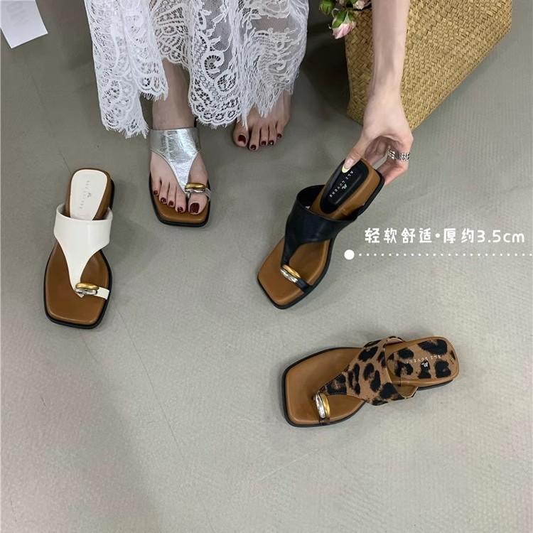 Wedge Heel Metal Set Toe Slippers Women's Summer Wear 2025 New Vacation Beach Shoes Korean Version Popular Leopard Print Cool Slippers
