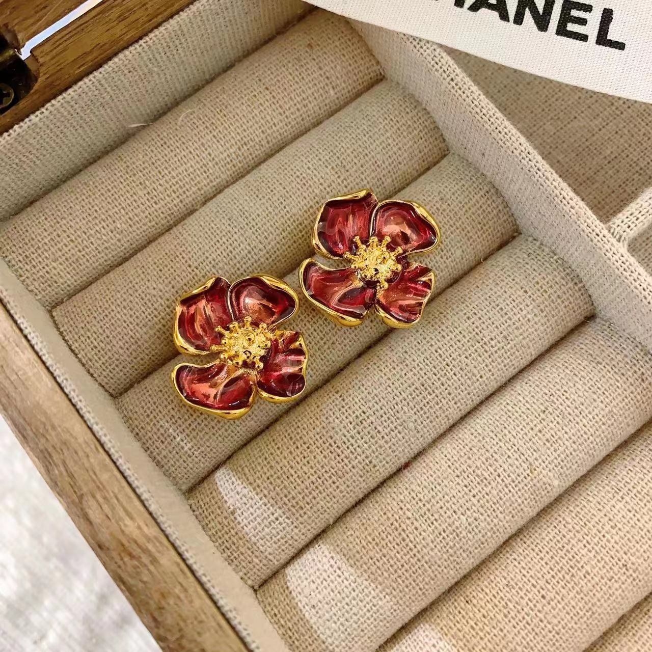 

Rose Purple Flower Stud Earrings, Cold Square Face, Small Earrings, High-End Exaggerated Earrings