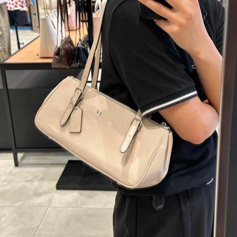 

New retro oil wax picofarad stick armpit bag shoulder portable pillow bag commuter tote bag size: length 34*height 14*width 10.5cm