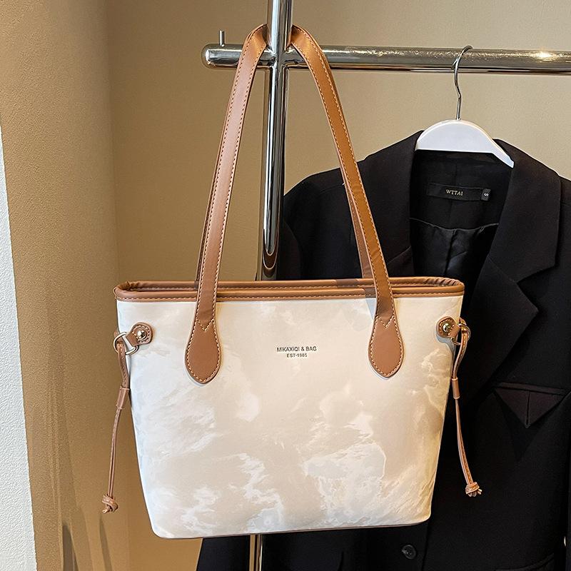 

Korean version of simple temperament large capacity commuter shoulder bag women s fashion high sense small fresh versatile underarm tote bag