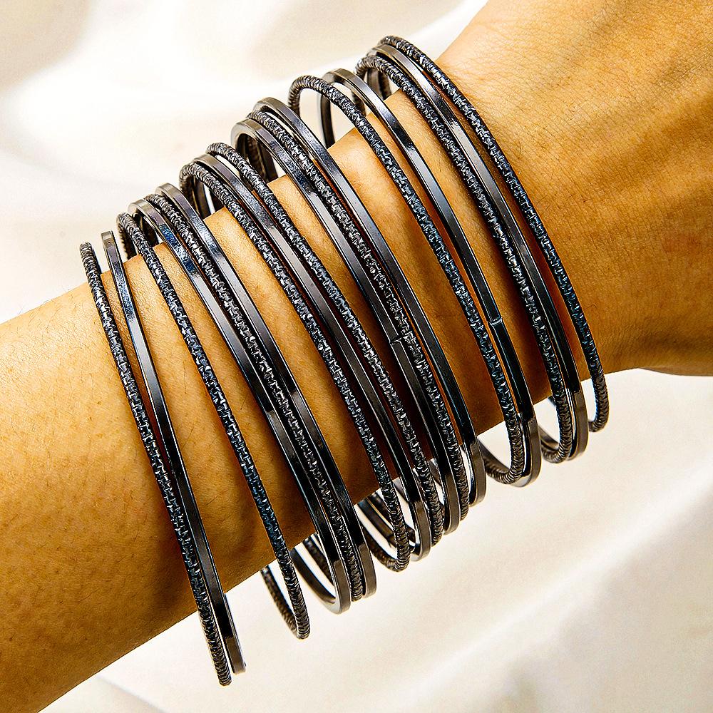 Heißverkaufender europäischer und amerikanischer Schmuck, modische und atmosphärische Metallarmbänder, ein Set aus 11 schlichten Ringen, gestapelte Armbänder, Armbänder für Frauen