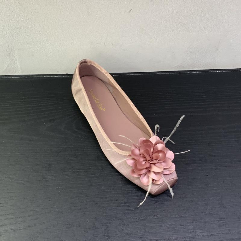 

French fairy style single shoes female flat-soled ladyshoes 2025 spring and summer square head flower shallow mouth soft leather beanie ballet shoes 39