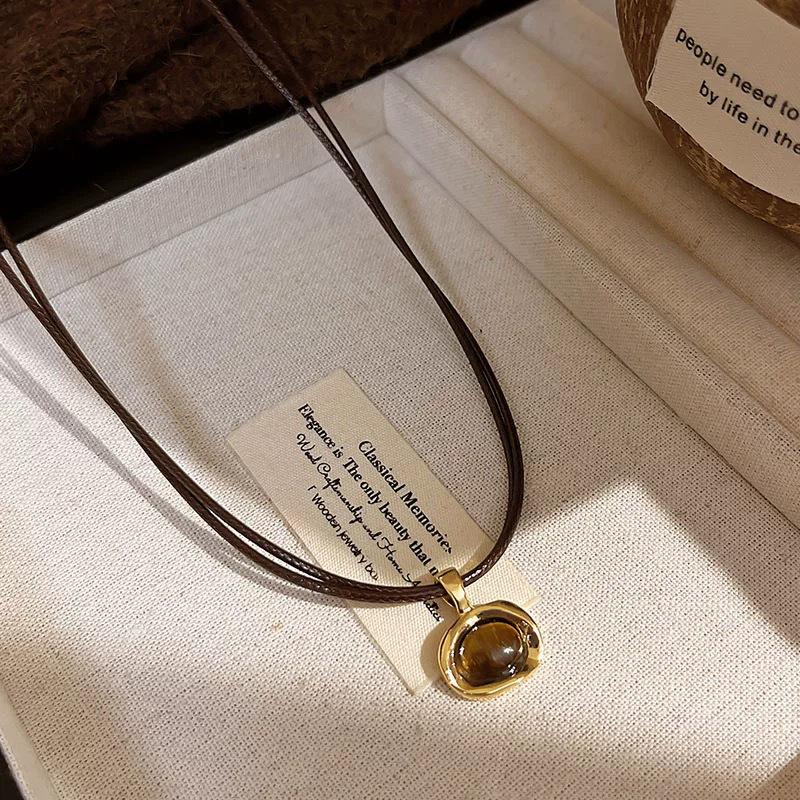 Maillard Retro Tigerauge Stein Anhänger Halskette: Exquisite Perlen-Pulloverkette für die Damen-Herbst-/Winterkollektion.