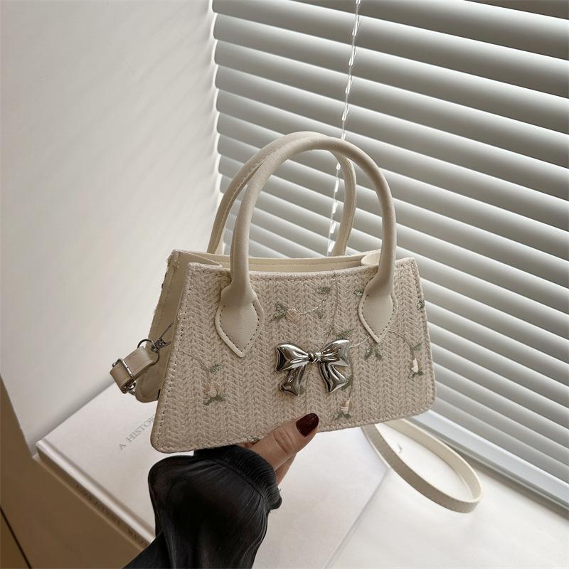 

Handheld one-shoulder small square bag for women, fresh and beautiful weaving 2025 spring new flower lace foreign style straw woven messenger белый