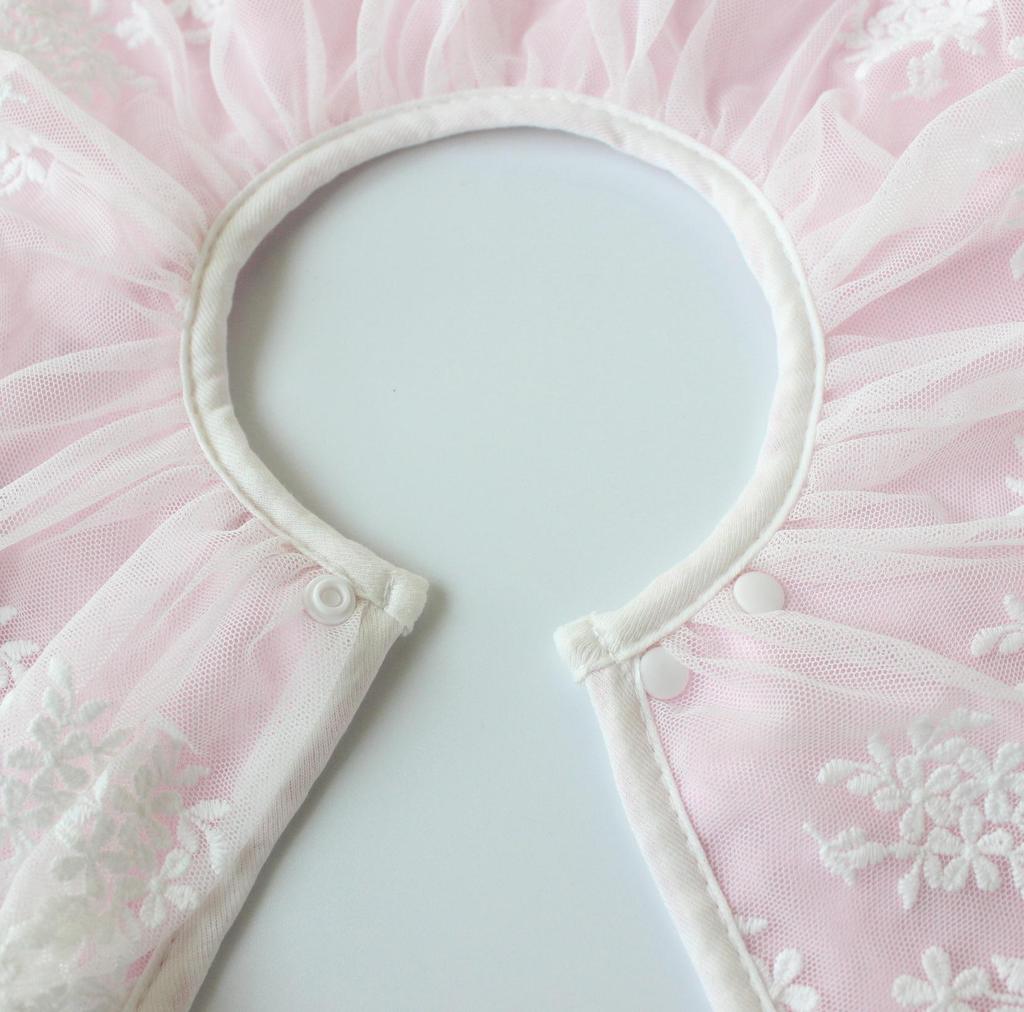 Dekoratif Yakalı Zarif Bebek Dantel Önlük ve Su Geçirmez Şal