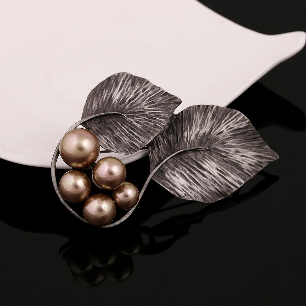 

Hot Retro Alloy Brooch High-End Sense Light Luxury Pin Jewelry Clothing Accessories High-End Corsage темно-коричневого кольору