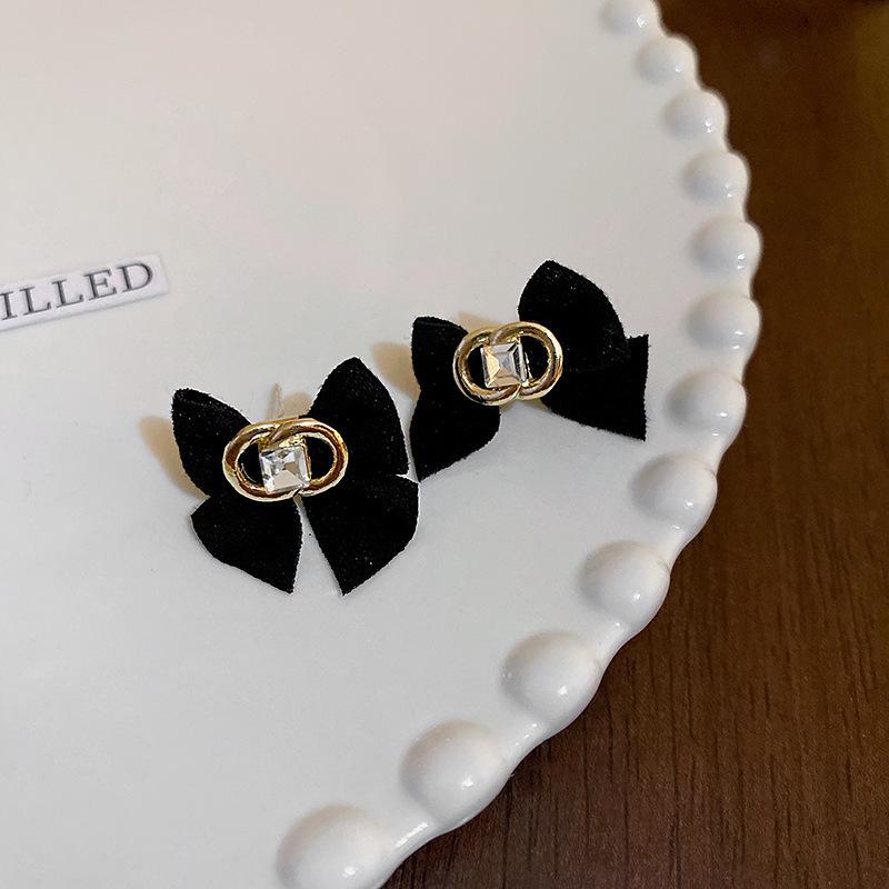 Black retro flower butterfly earrings temperament high-end stud earrings fashion niche versatile light luxury earrings