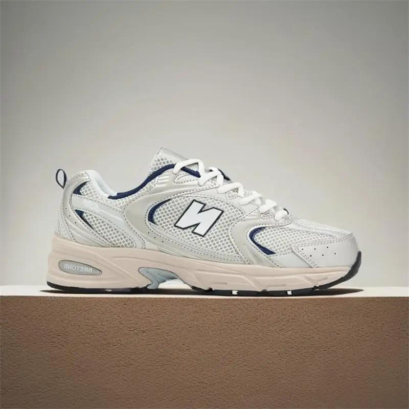 Nowe codzienne małe białe buty Wszechstronne, oddychające, podwyższone buty sportowe i europejskie oraz amerykańskie trendy budzące buty codzienne