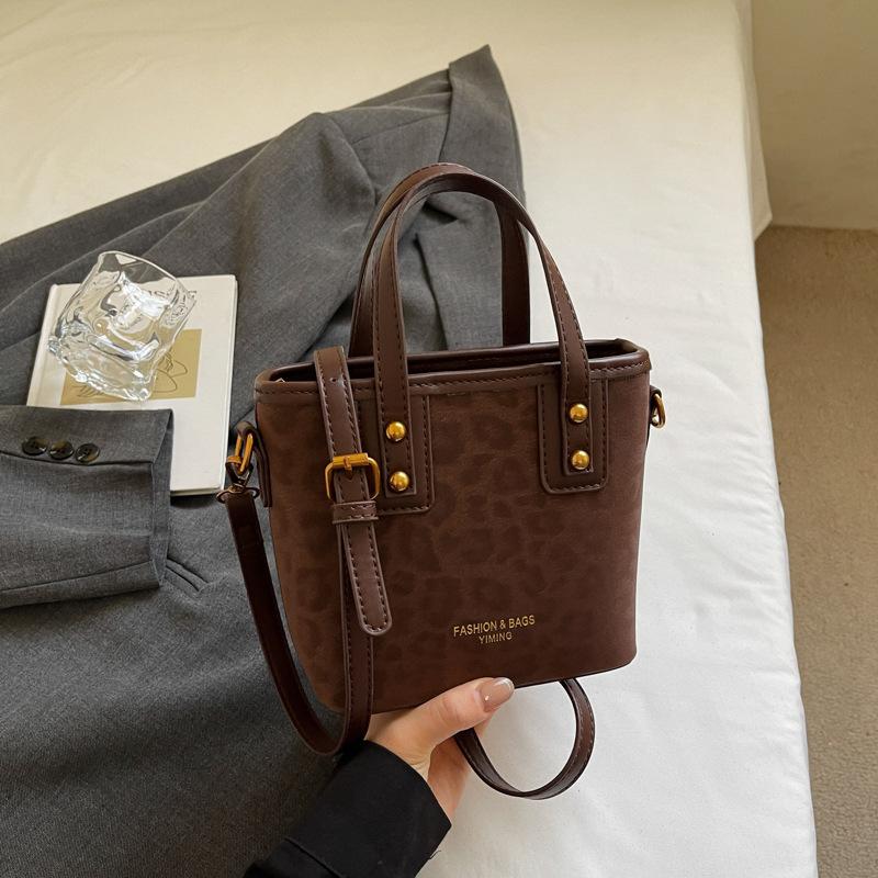 

Корейская версия нишевой сумки-мессенджера высокой ценности в стиле ретро, маленькая сумка для женщин, новая осенняя коллекция 2025 года, модная портативная сумка-ведро для женщин