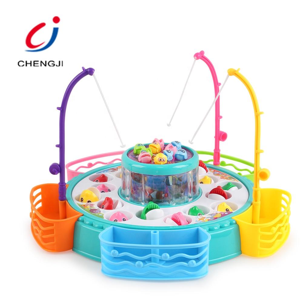 

Дети притворяются, что играют в пластиковую летнюю электрическую батарею, музыкальный рыболовный набор