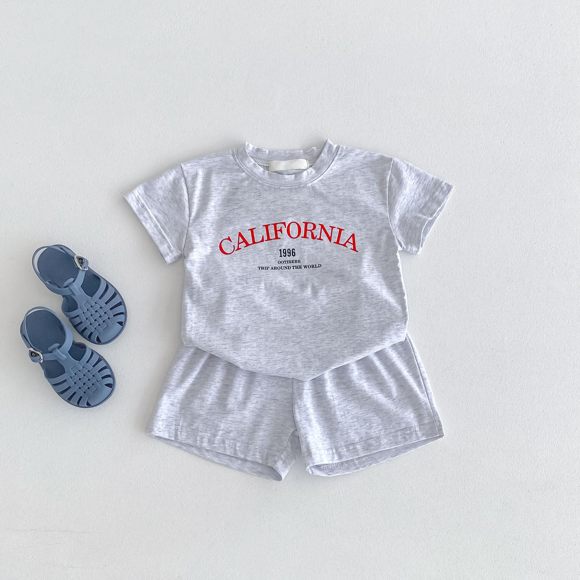 

Летний детский комплект из футболки с надписью и шорт в корейском стиле 2024 (1-8 лет) - Тонкий комплект из двух частей с коротким рукавом для мальчиков и девочек 120 cm серый