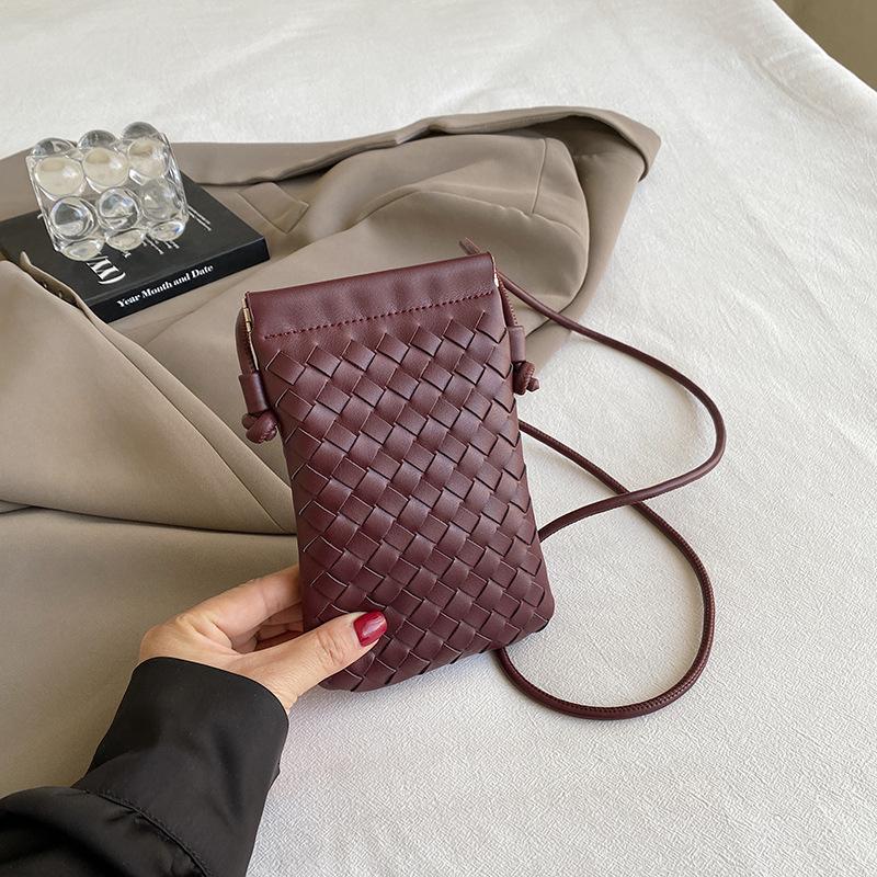 

Весна и лето новая сумка для мобильного телефона простая 2024 красивая сумка через плечо нишевая трендовая текстура персонализированная модная женская сумка