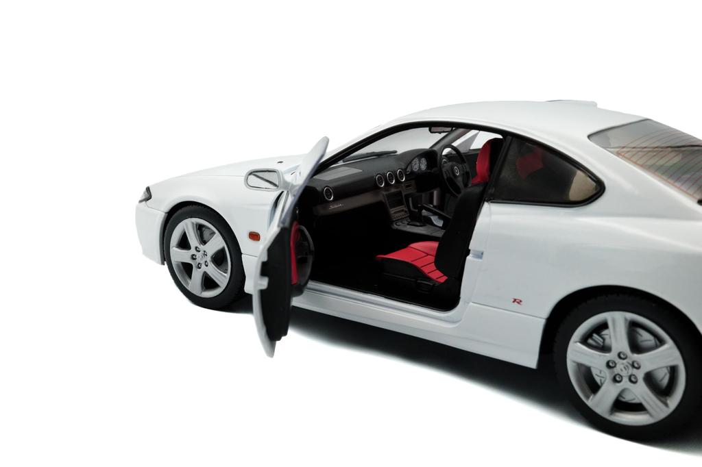 Solido Nissan Silvia S15 Spec R Aero 1999 White Drive 1/18 Right-Hand